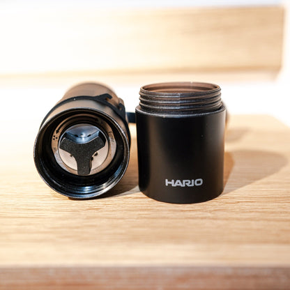 Hario Mini Slim Pro Handmühle - Kaffeefilter - WOKE.UP Kaffeemanufaktur